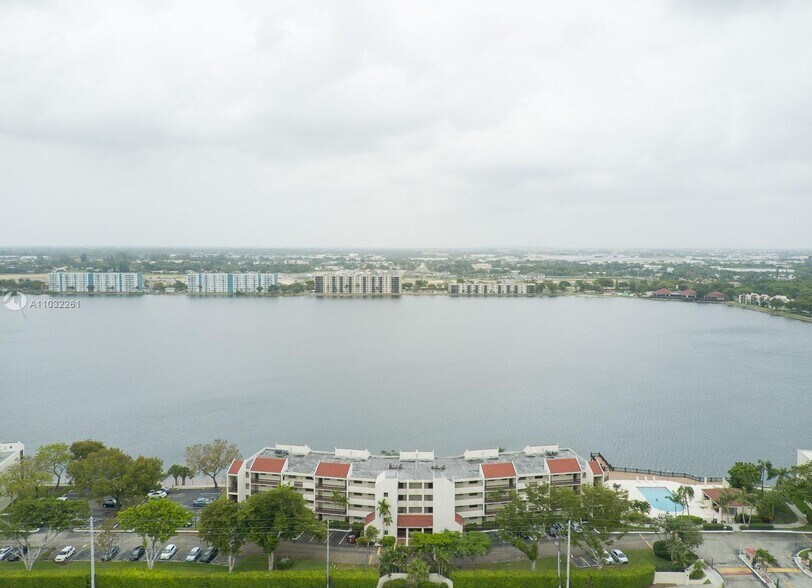 Building Photo - 118 Lake Emerald Dr