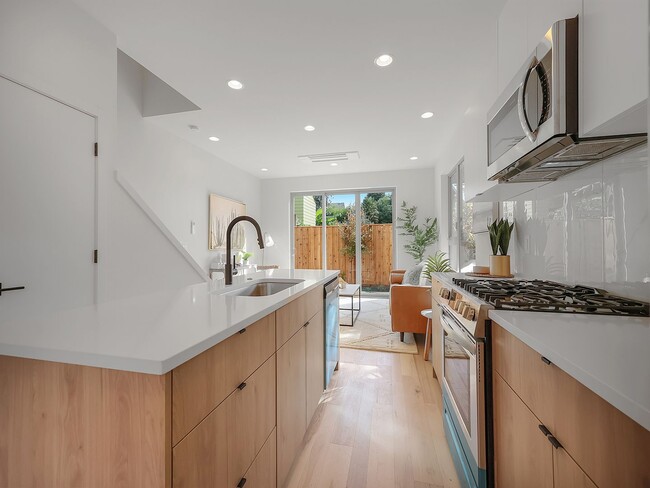 Building Photo - Stunning Townhome-Style Unit with Washer/D...