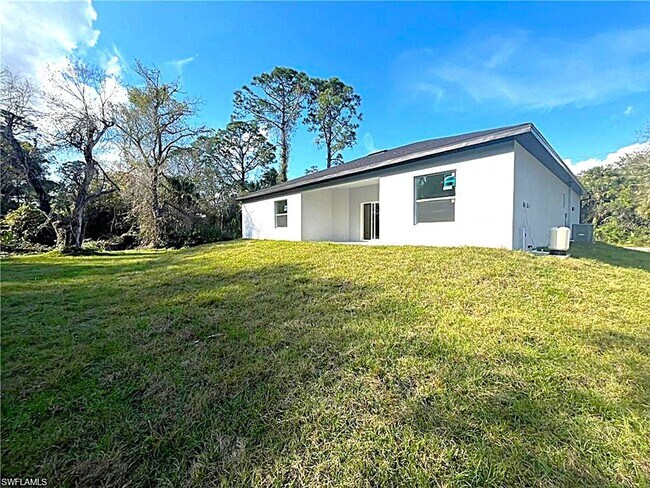 Building Photo - Large 4 bedroom, 3 bath, 2 car garage-MOVE...