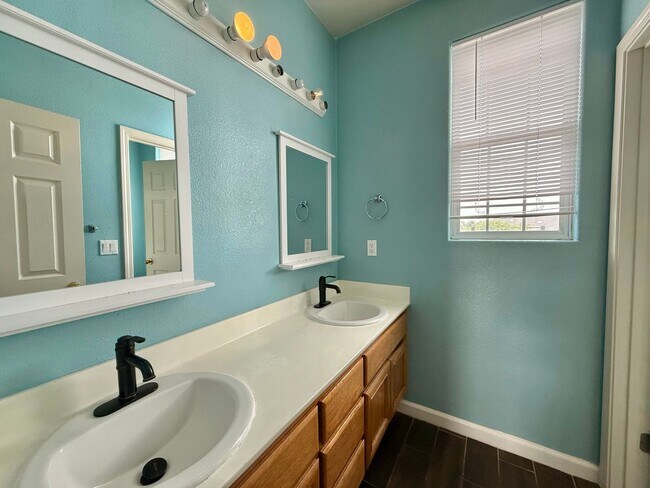 Building Photo - Large Hollister Home