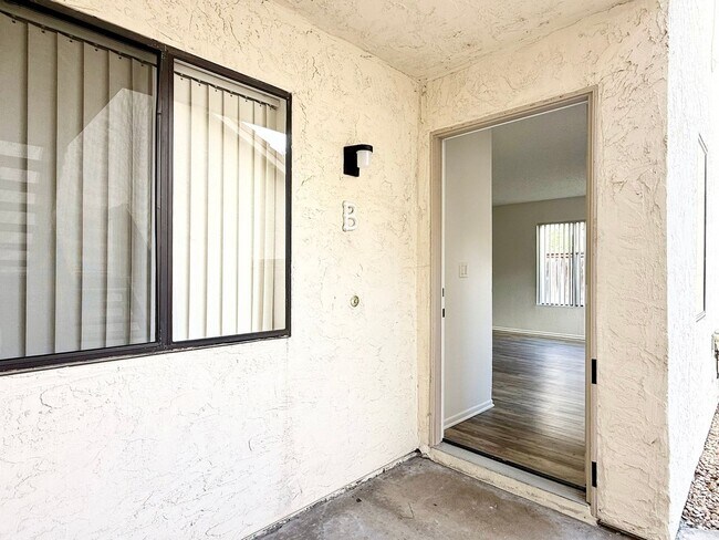 Building Photo - Lower Level w/ Private Fenced Yard!