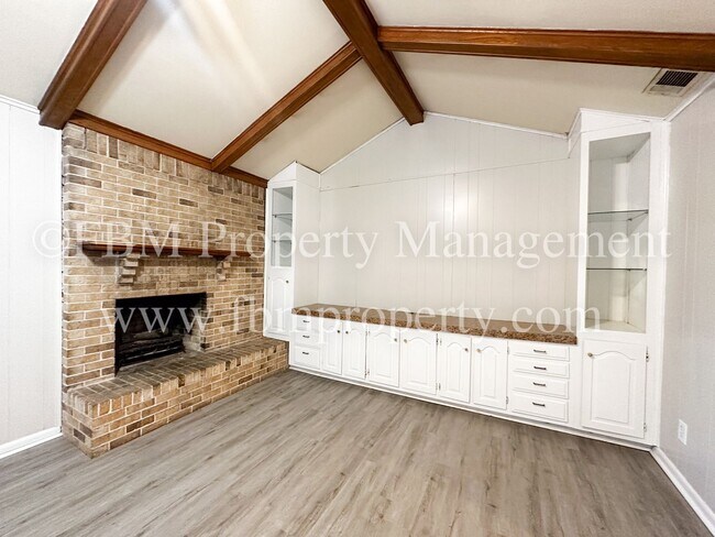 Building Photo - 1204 Williamsburg Dr