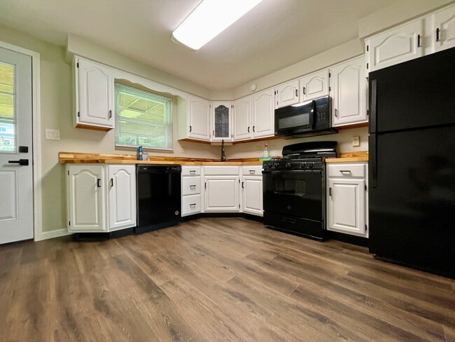 Building Photo - 3914 Evergreen Dr
