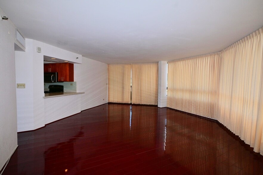 Building Photo - 2499 Kapiolani Blvd