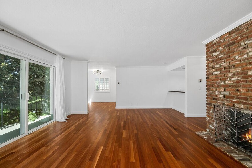 Building Photo - 404 San Vicente Blvd