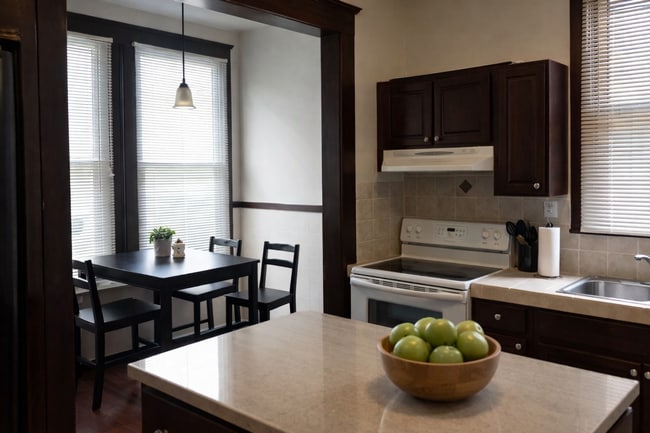 Building Photo - 305 W 38th St