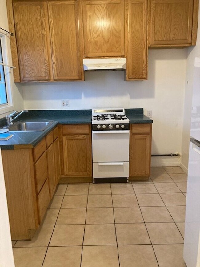 Building Photo - *****BEAUTIFUL STUDIO UNIT IN DOWNTOWN LB***