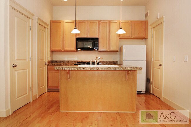 Building Photo - Charming 1-Bedroom Condo with Garage in Prime Goose Hollow Location