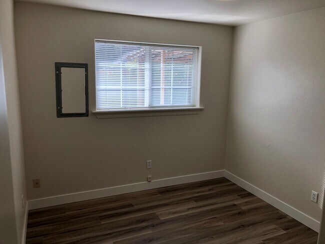 Building Photo - Updated 2 bedroom, 2 bathroom duplex in Sp...