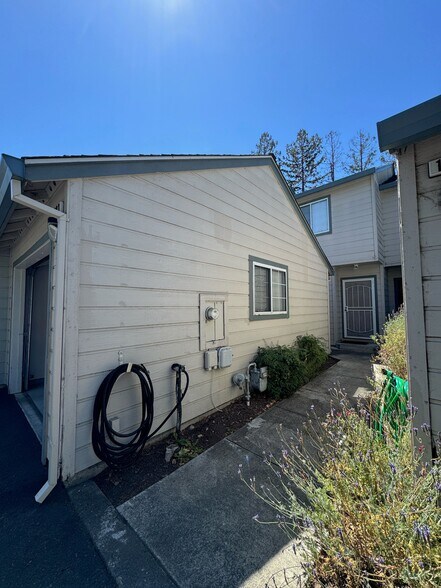 Building Photo - 1293 Eardley Ave