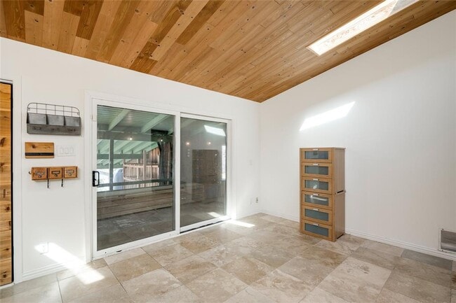 Building Photo - 2404 Barton Skyway