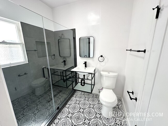 Building Photo - Gorgeous Newly Remodeled 3 Bedrrom 2 Bathr...