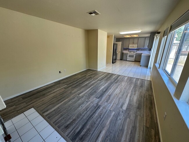 Building Photo - Beautiful 4 Bedroom, 2.5 Bath Tracy Home