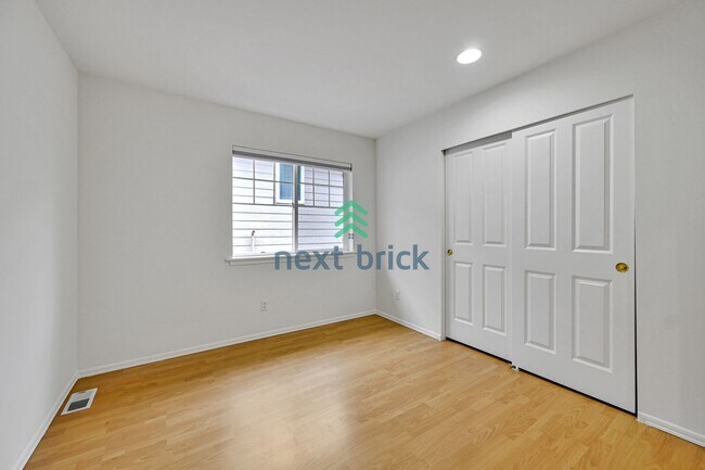 Building Photo - 4 Bed 2.5 Bath Single-family House Availab...