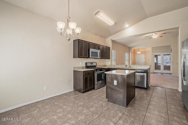 Building Photo - 2932 Pino Triste Dr