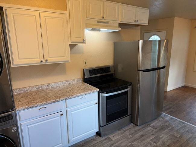 Building Photo - Updated 2 bedroom 1 bath duplex in Eugene!