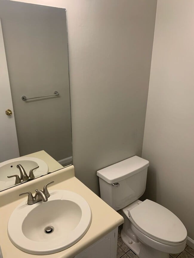 Building Photo - This charming 3-bed, 2.5-bath townhome is available for rent.