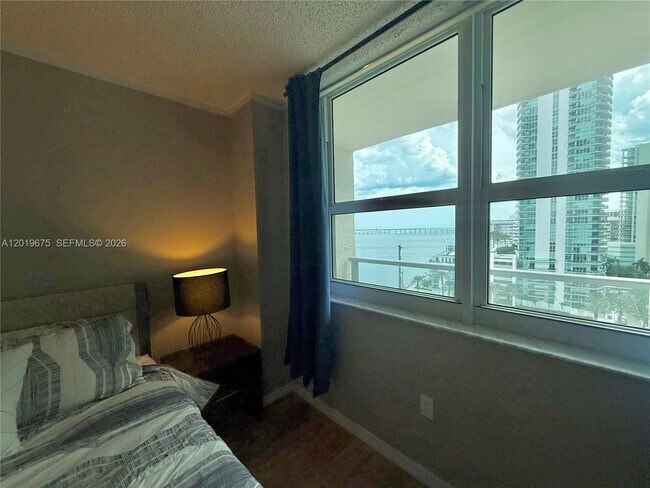 Building Photo - 1155 Brickell Bay Dr