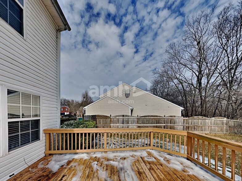 Building Photo - 8026 Meadowview Ln