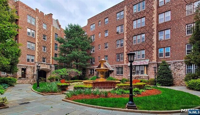 Building Photo - 275 Engle St