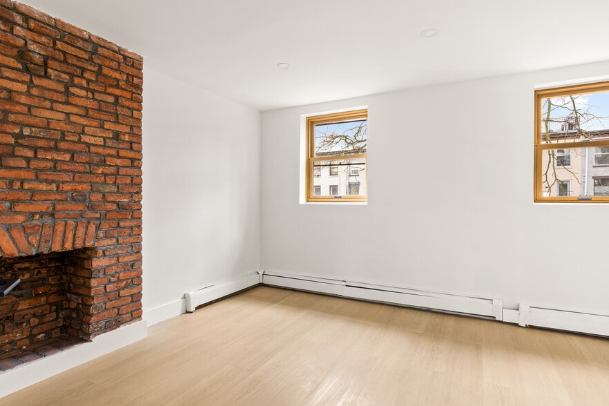 Building Photo - 744 Lexington Ave