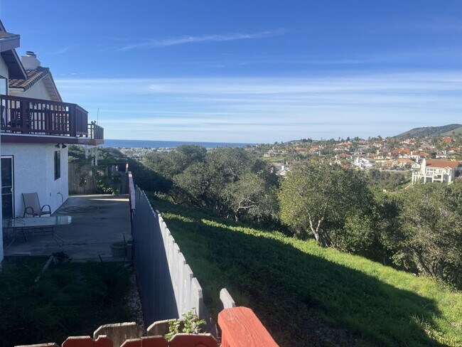 Building Photo - Charming 2-story home in Pismo Beach