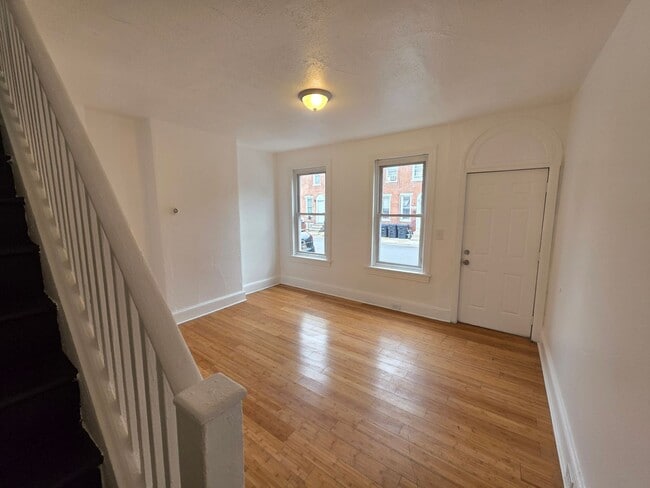 Building Photo - 916 N Spruce St
