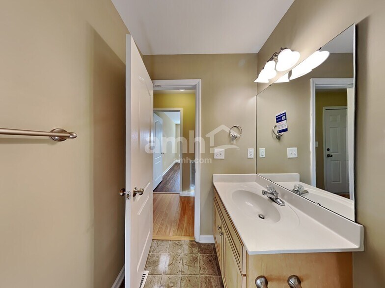 Building Photo - 1067 S Willhaven Dr