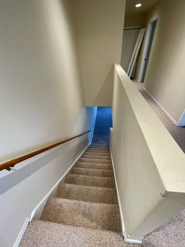 Building Photo - 2 Bedroom 1 1/2 Bathroom - Close to Campus...