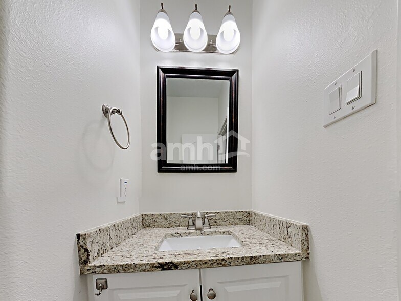 Building Photo - 2213 Oak Cir Dr N