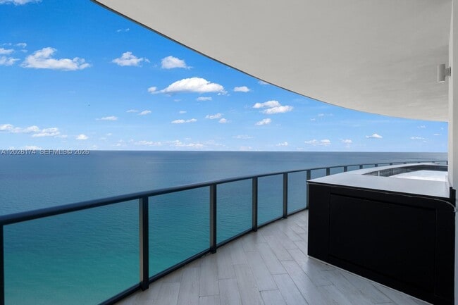 Building Photo - 18555 Collins Ave