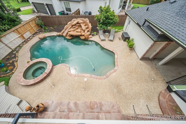 Building Photo - 390 Wedgewood Dr W