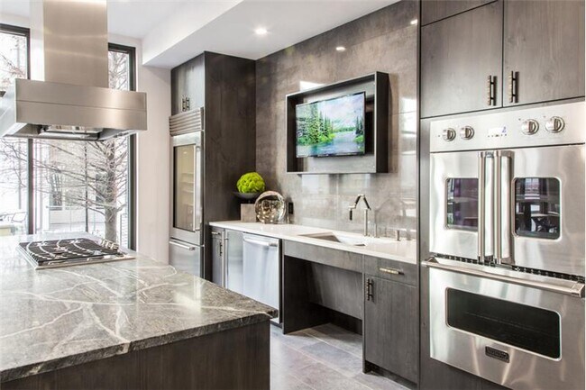 Building Photo - 1623 E 6th St