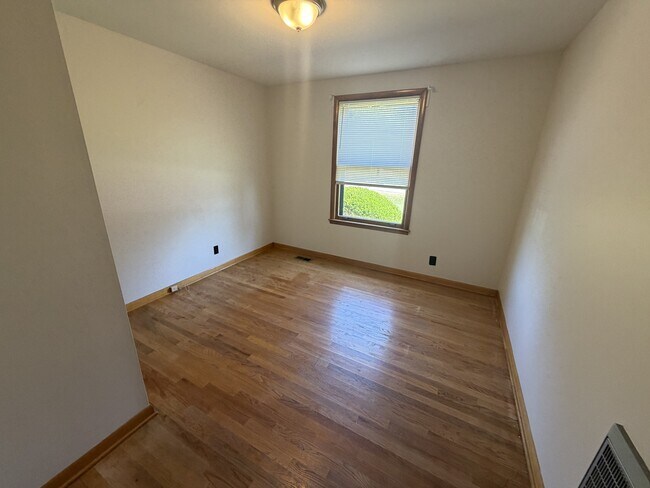 Building Photo - 625 Elaine Dr