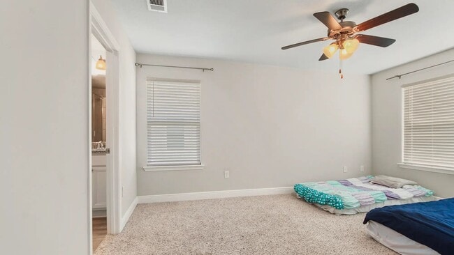 Building Photo - Santa Rosa 3 bedroom