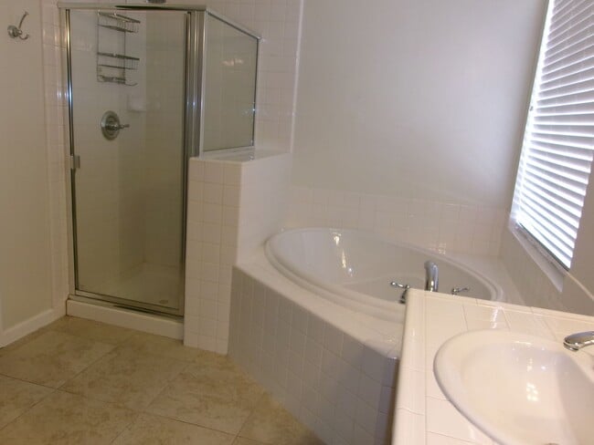 Building Photo - Beautiful 3bd, 2 bath, 3-car garage home in Sparks