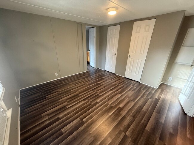 Building Photo - 16584 Lakeway Cir