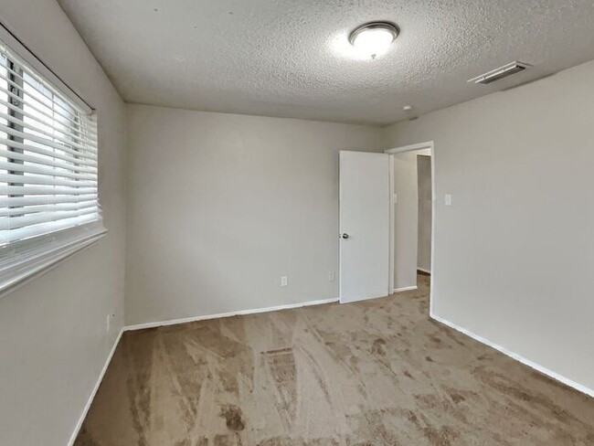 Building Photo - No App Fees. 1 Month Free Rent*
