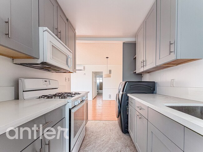 Building Photo - 7959 Romaine St