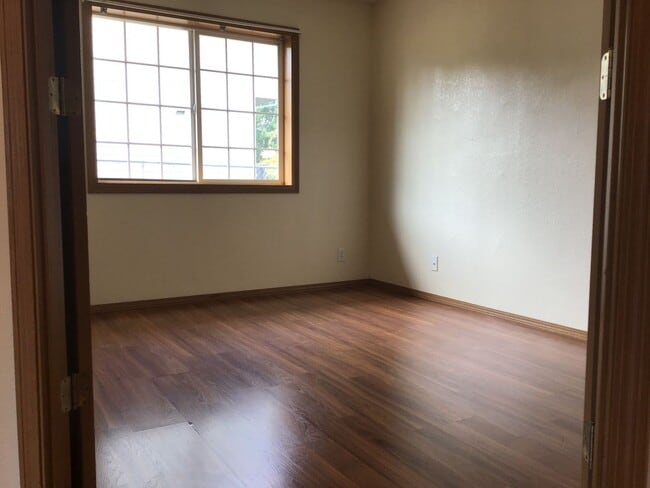 Building Photo - Silverton Duplex #13146
