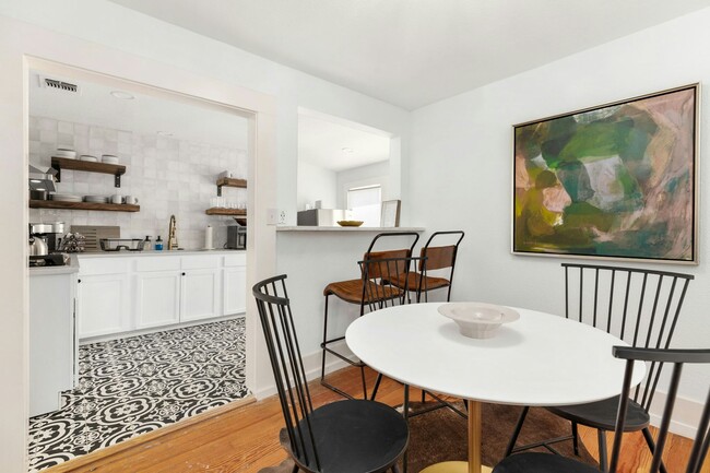 Primary Photo - 110 E Craig Pl