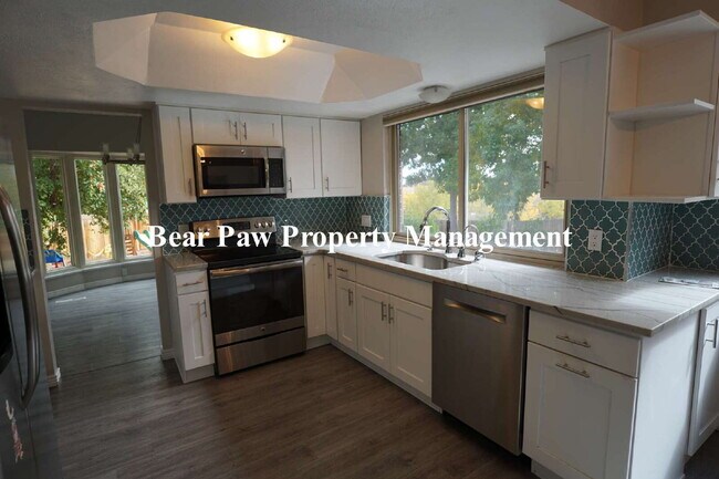 Building Photo - Lovely 4 Bedroom Home Golden!!