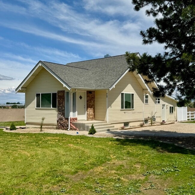 Building Photo - 2124 S Happy Valley Rd