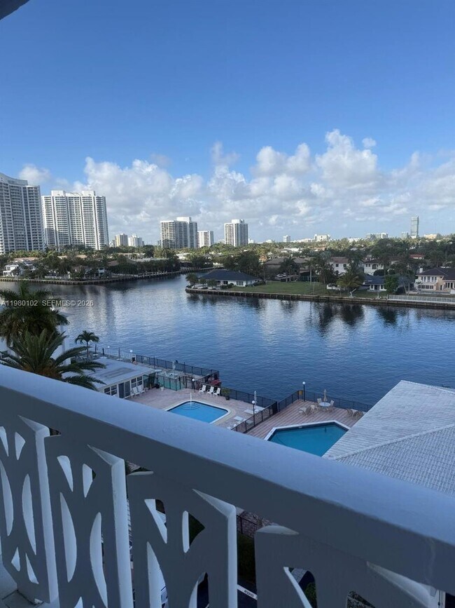 Building Photo - 3113 S Ocean Dr