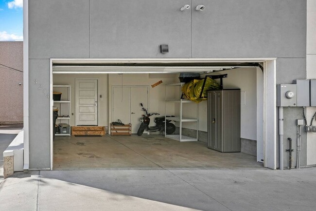 Building Photo - City View Haven: Modern 2-Bed Townhome in ...