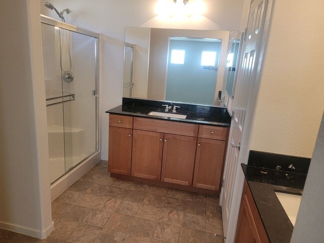 Building Photo - 2 story 4 bed 3 bath home with rooftop patio
