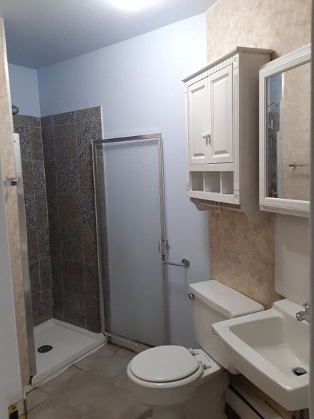bathroom - 15 Ingersoll St