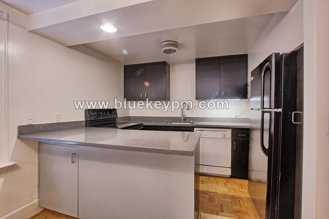 Building Photo - 2 Bed, 1 Bath  Newly Remodeled Unit Near O...