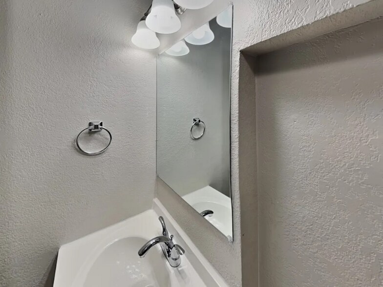 Building Photo - 5227 E 123rd Ave