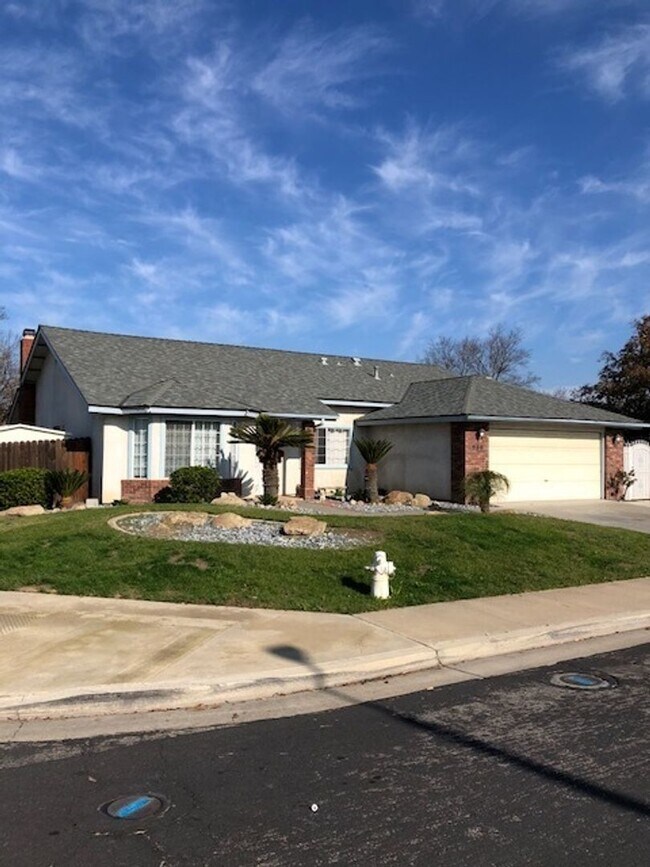 Building Photo - 980 Lakewood Dr